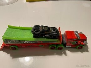 Hotwheels tahač s autíčkem
