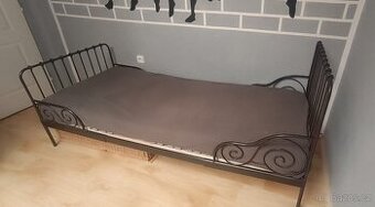Rostoucí postel IKEA