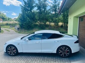 Tesla model S P85