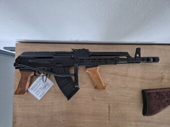 Znehodnocený výsadkový samopal AMD 65/5