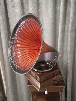 Salónní gramofon s troubou
