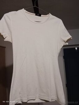 Bílé tričko bez potisku