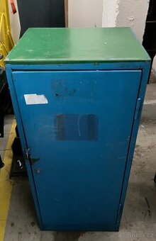 Modrá plechová skříňka se šuplíky