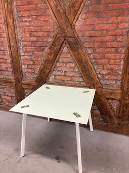 Skleněný jídelní stůl