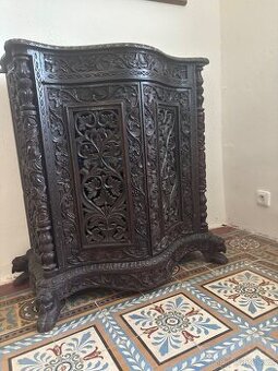 Vyřezávaná komoda