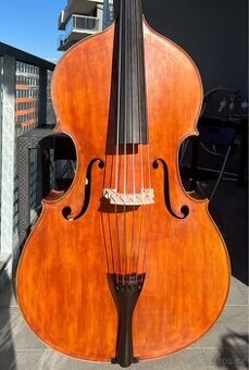 Celodřevěný kontrabas