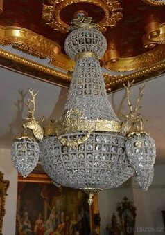 Zámecký lustr s jeleny