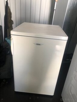 Malá lednice s mrazákem Zanussi