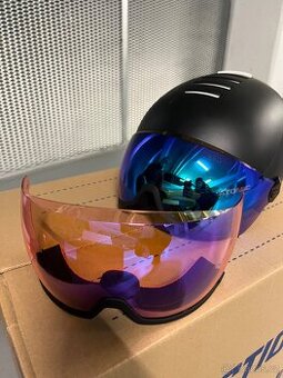 Lyžařská helma se štítem Atomic Savor velikost M