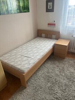 Postel s nočním stolkem