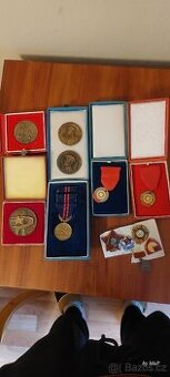 Různé medaile totalitní doby