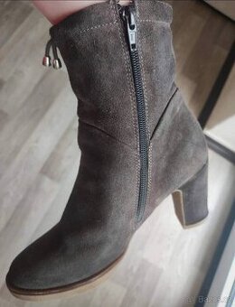 Krásné dámské kozačky z broušené kůže Lasocki