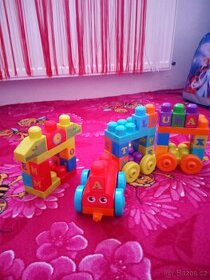Mega Bloks vláček s písmenky