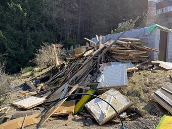 Drevo ze zbourane chaty zdarma za odvoz