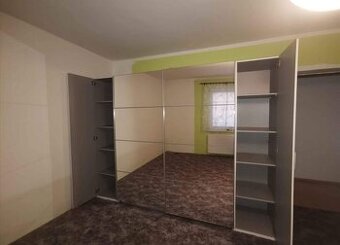 Šatní skříň se zrcadlem - 1