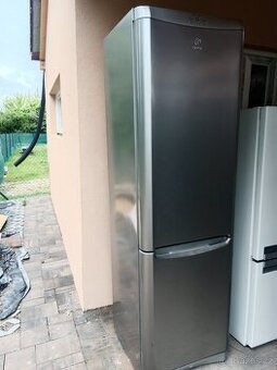 Lednice s mrazakem Indesit