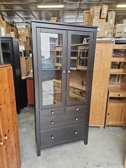 HEMNES VITRÍNA S OSVĚTLENÍM OD STEJNÉHO VÝROBCE