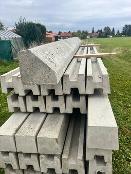 Betonový plotový sloupek 1,6m H