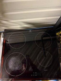 Indukční samostatná varná deska Electrolux EHH6340FSK