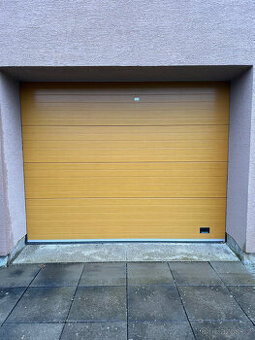 Sekční garážová vrata LOMAX s pohonem