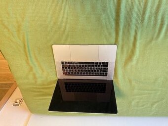 Mac book s poškozeným displejem - dohoda