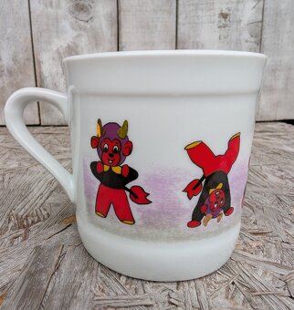 Retro porcelánový hrnek, čertíci.