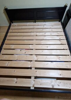 2x noční stolek a manželská postel