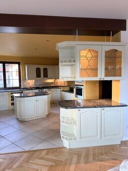 Kuchyňská linka se žulovou deskou