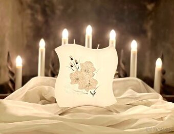 Designová svíce (svíčka) s plastickým dekorem orchideí