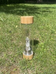 Láhev s čirým křišťálem