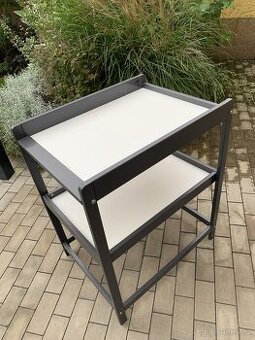 AT4 Přebalovací pult s policí