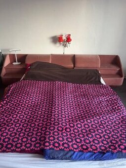 Postel s úložným prostorem