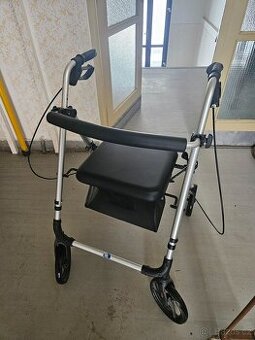 Skoro nepoužité chodítko / rolátor se sedátkem a košíkem