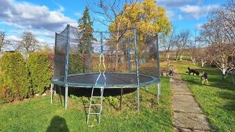 zahradní trampolína
