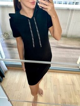 CALVIN KLEIN ČERNÉ ŠATY S KAPUCÍ