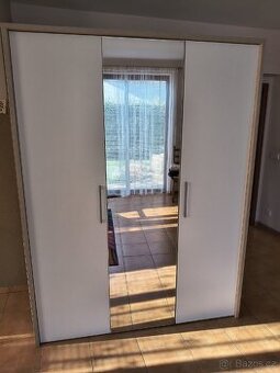 Šatní skříň se zrcadlem