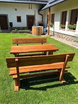 Masivní stůl s opěrnými lavicemi