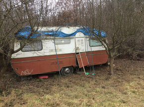 Starý karavan, špatný stav, bez spz