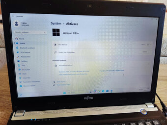 Ultrabook Fujitsu Siemens Lifebook UH552