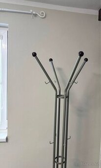 Praktický,stojací,stabilní věšák 178x51cm (výška x šířka)