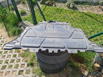Kryt motoru Škoda Octavia 3