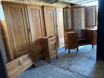 Šatní skříně, toaletka, noční stolek, 2x postel
