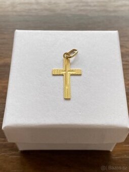 Zlatý přívěsek, křížek