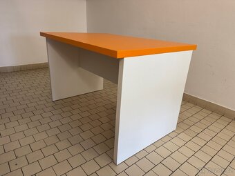 Prodej kvalitních stolů a věšák na zeď