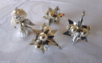 tři stříbrné vánoční ozdoby a andělíček