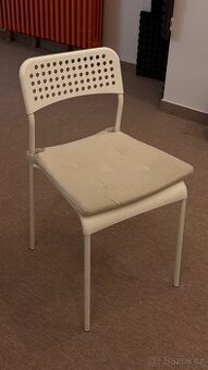 Bílá židle s polštářkem
