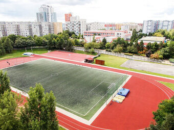DVOULŮŽKOVÝ POKOJ U METRA S BALKONEM