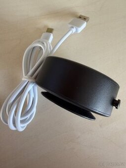 Držák a zároveň bezdrátová nabíječka na mobilní telefon