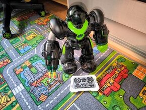 Robot Artur mluví v češtině 35 cm