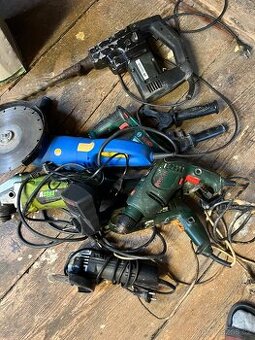 Staré nářadí na opravu/díly